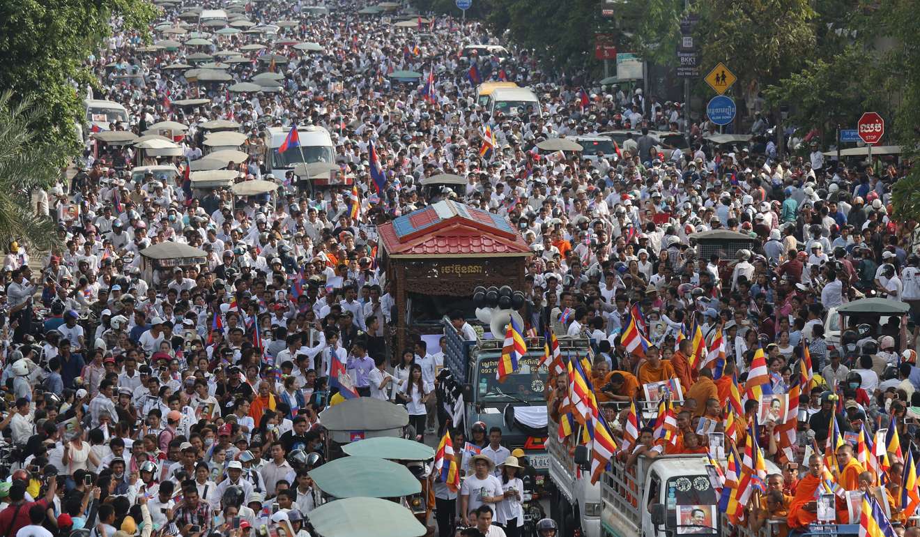 People attend the funeral procession of Cambodian independent political analyst Kem Ley in July 2016. Photo: EPA