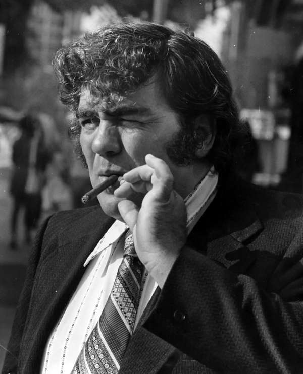 Jimmy Breslin smokes a cigar outside the Madison Hotel in Washington, DC, in 1973. Photo: Washington Post photo by Ellsworth Davis