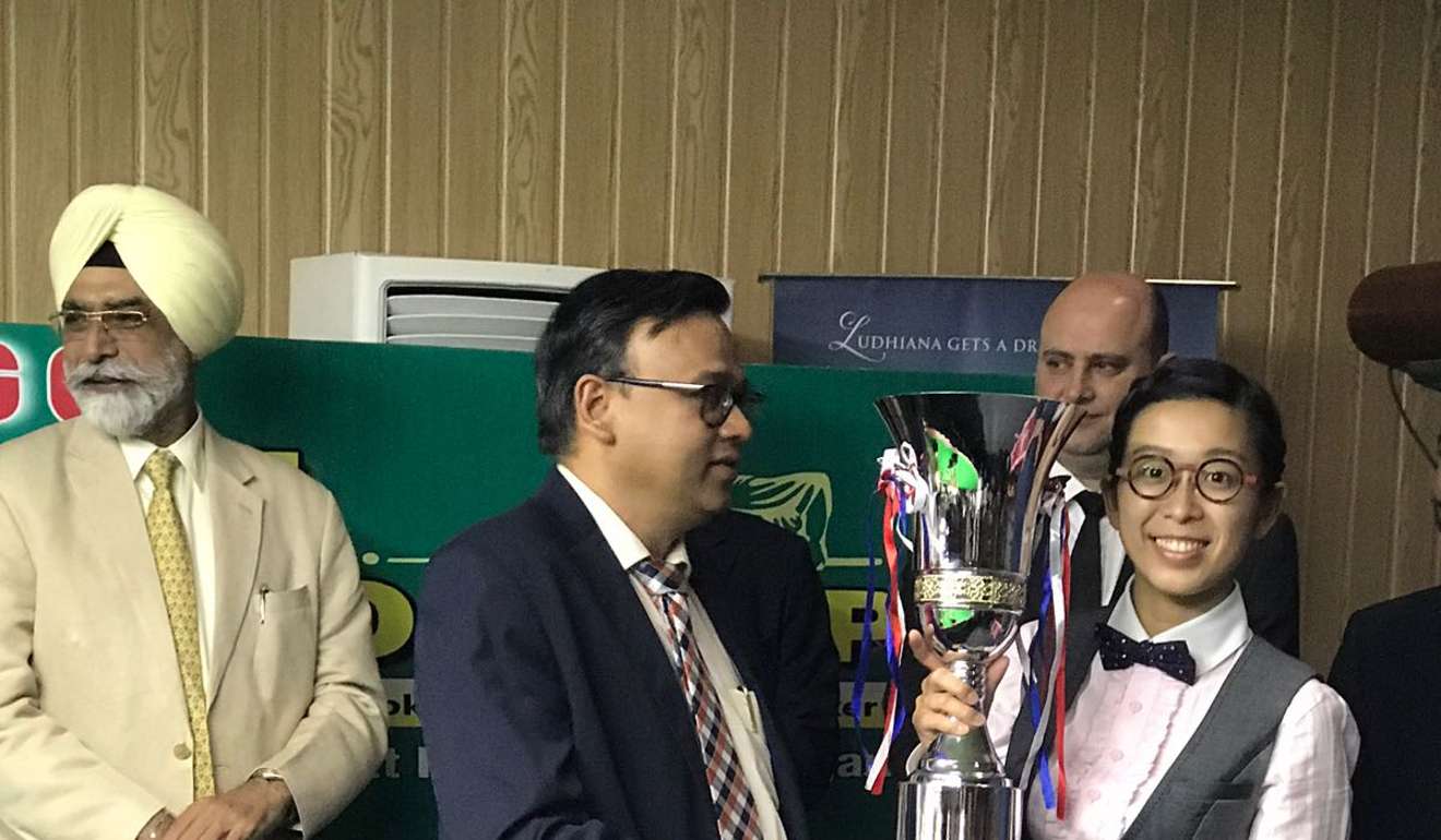 Ng One-yee receives the Asian Championship trophy in India. Photo: Hong Kong Billiard Sports Control Council