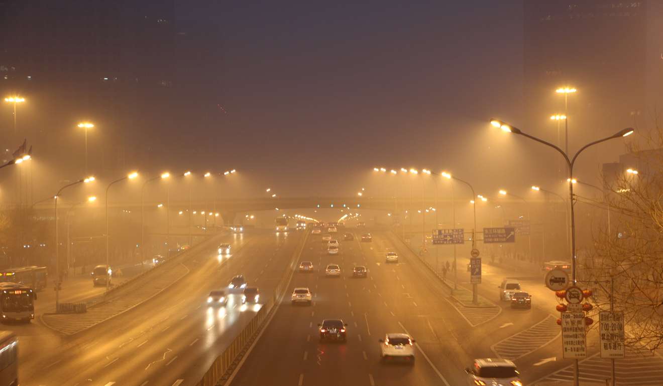 Cars drive along a street in smog during a polluted day in Beijing in January 26. Photo: Reuters