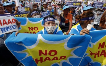 Seongju-gun residents shout slogans during a rally against the government's defense policy in front of the Seoul station in Seoul, South Korea, 21 July 2016. Photo: EPA