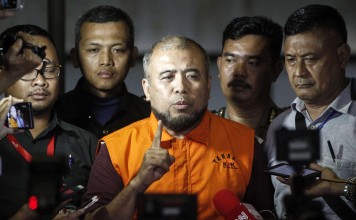 Patrialis Akbar, Indonesia’s former justice minister, speaks to the media after being detained for allegedly receiving bribes from a meat importer seeking to influence the Indonesian Constitutional Court. Photo: AFP