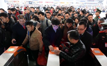 Passengers check in at Nanchang Railway Station in Nanchang, capital of east China's Jiangxi Province. Photo: Xinhua