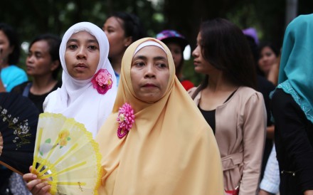 Indonesian maids cool themselves down under the hot weather on a day off at Victoria Park, Causeway Bay. Photo: Nora Tam