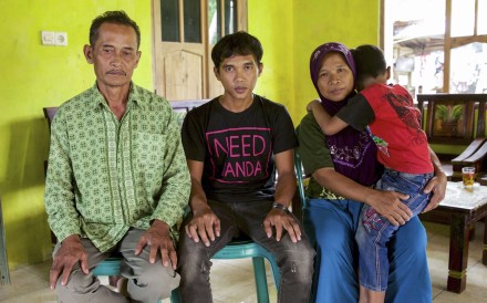 (From left) Sumarti Ningsih’s father Ahmad Kaliman, brother Suyitno, mother Suratmi and son Muhamad Hkafizh Arnovan in their family home. Photo: Aleksander Solum (From left) Sumarti Ningsih’s father Ahmad Kaliman, brother Suyitno, mother Suratmi and son Muhamad Hkafizh Arnovan in their family home. Photo: Aleksander Solum