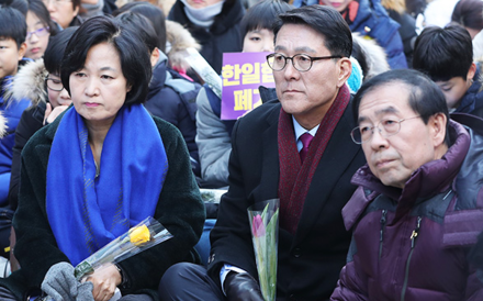 Seoul Mayor Park Won-soon, right, and Democratic Party of Korea head Rep. Choo Mi-ae, left, attend a weekly rally for former sex slaves in front of the Japanese Embassy in Seoul, Wednesday, marking the one-year anniversary of the agreement between the Korean and Japanese governments over Japan's wartime sex slavery. Photo: Yonhap