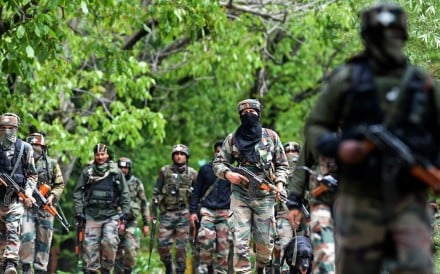 Indian army soldiers patrol during an operation against suspected rebels in Turkwangam Lassipora in Shopian south of Srinagar on May 4, 2017. Thousands of soldiers and paramilitaries are engaged in a huge anti-militant operation in Indian-administered Kashmir, where armed rebels have repeatedly attacked government forces in recent weeks. Police said government forces had surrounded at least 20 villages in the drive, launched in Shopian district in the volatile south of the disputed Himalayan region. / AFP PHOTO / Tauseef MUSTAFA