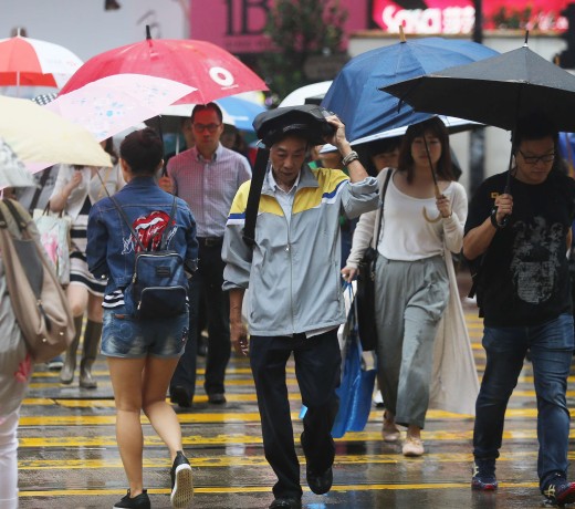 The amber warning issued at 3.10pm. Photo: Sam Tsang