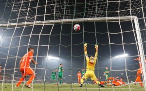 Beijing Guoan’s Yu Dabao slams the ball home to level the score during Shandong Luneng’s 2-1 win over Guoan on Sunday.