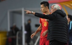 China coach Marcello Lippi 9rigth) talks to striker Gao Lin against Qatar. Photo: Xinhua