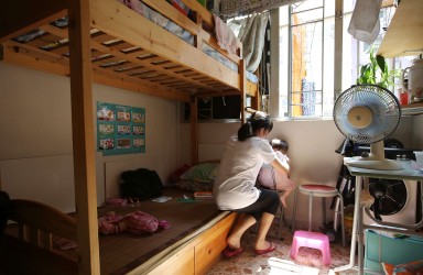 Almost 200,000 people lived in subdivided flats last year, according to the Census and Statistics Department. Photo: Edward Wong