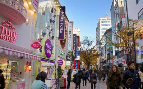The new policy might stimulate demand for branded perfumes and bags in Hong Kong again, said one expert. Photo: SCMP Pictures The new policy might stimulate demand for branded perfumes and bags in Hong Kong again, said one expert. Photo: SCMP Pictures