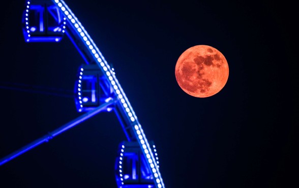 The super moon over the wheel in Central, Hong Kong. Photo: David Wong