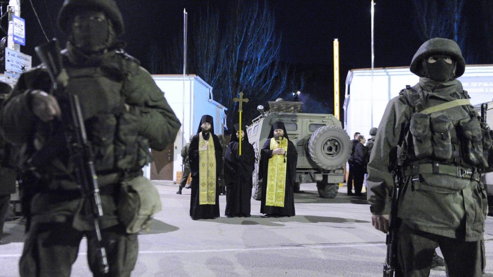 Crimean people celebrate 'liberation' as Russian soldiers ...