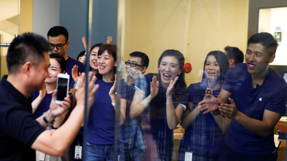 Image result for Hundreds queue outside Apple stores in China as iPhone 7 goes on sale