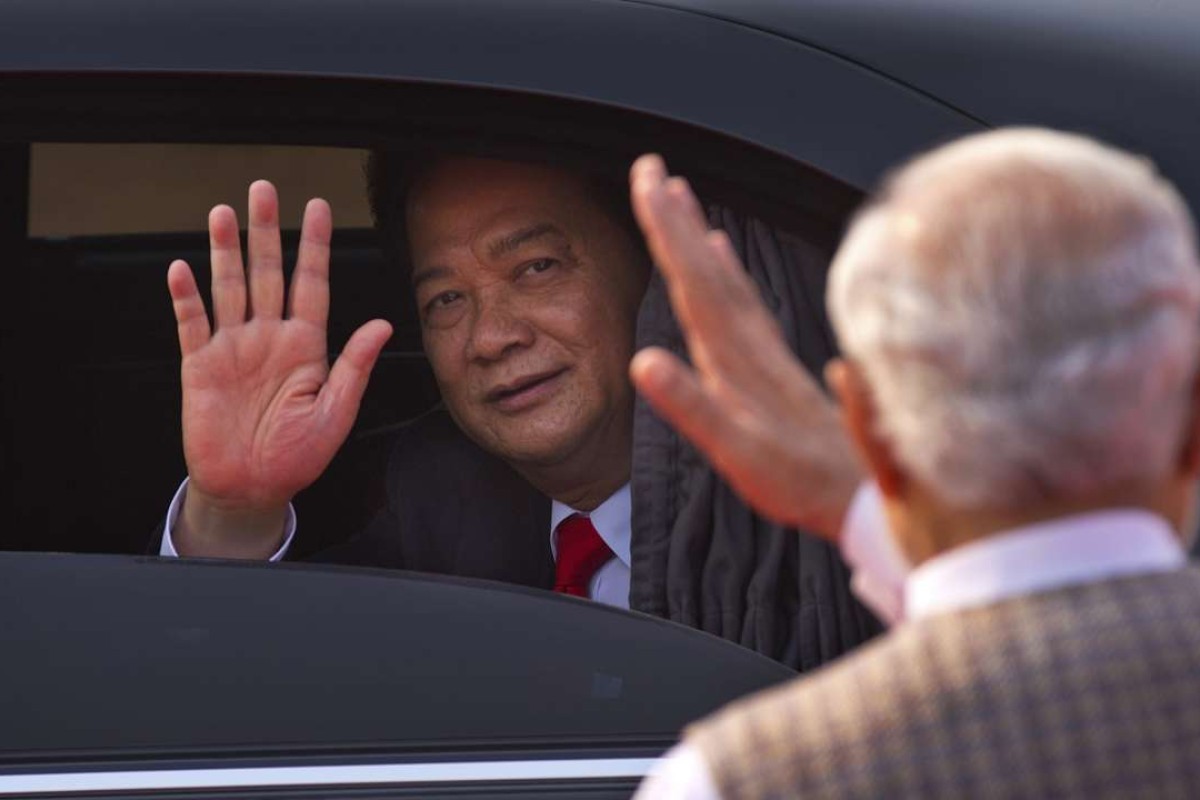 Indian Prime Minister Narendra Modi, right, waves at Vietnam Prime Minister Nguyen Tan Dung, as he leaves after his ceremonial reception at the forecourt of the Indian President's palace in New Delhi, India in 2014. Photo: AP