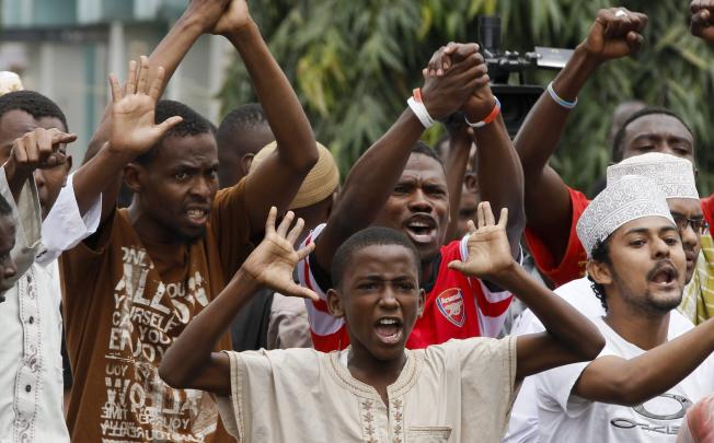 Young Kenyan Muslims shout against riot police officers in front of a mosque in Majengo area of the port city of Mombasa on Friday. Photo: EPA