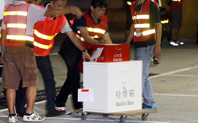 The first ballot box arrives for counting at a polling station in Lai Kok Community Hall, Cheung Sha Wan. Photo: Felix Wong 