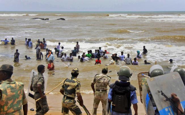 Indian policemen line up to control residents protesting against the Russian built Kudamkulam nuclear plant on the Bay of Bengal coast on Monday. Photo: AP