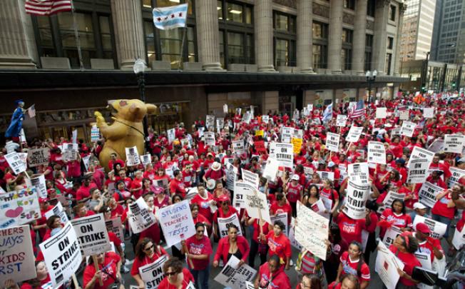 Thousands of public school teachers rally for the second consecutive day outside the Chicago Board of Education district headquarters on Tuesday in Chicago. Photo: AP 