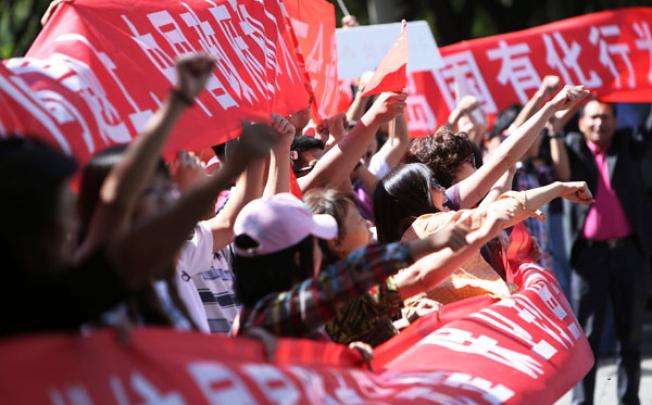 Chinese demonstrators calling for the return of the Diaoyu islands to China, outside the Japanese embassy in Beijing on Wednesday. Photo: EPA