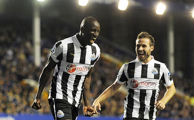 Newcastle United's Demba Ba (left) celebrates his second goal with Yohan Cabaye during their English Premier League soccer match against Everton on Monday. Photo: AP