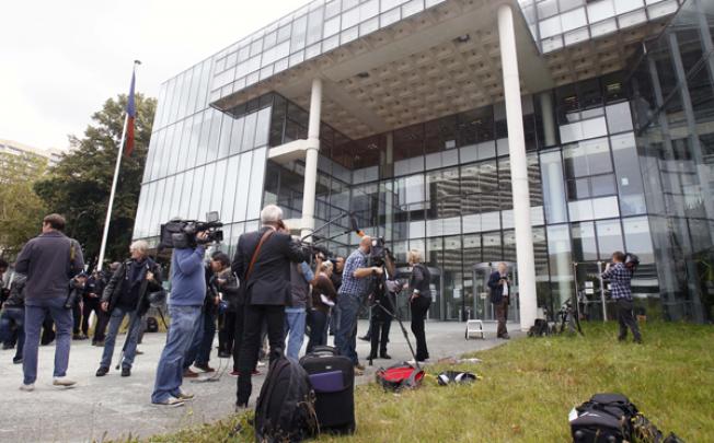 Members of the media gather outside a French court which ordered a magazine publisher to hand over all digital copies of topless photos of Britain's Duchess of Cambridge, in Nanterre, west of Paris, on Tuesday. Photo: AP