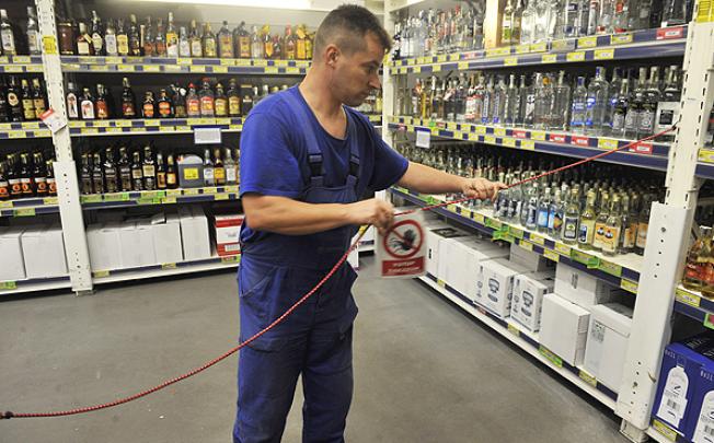 A Makro employee closes the liquor secton of hypermarket in Ostrava, Czech Republic. Photo: EPA 