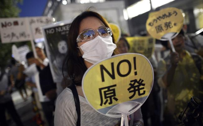 A protester holds a placard during an anti-nuclear power rally in front of the Japanese Prime Minister's official residence in Tokyo, Japan, on September 7. Photo: EPA
