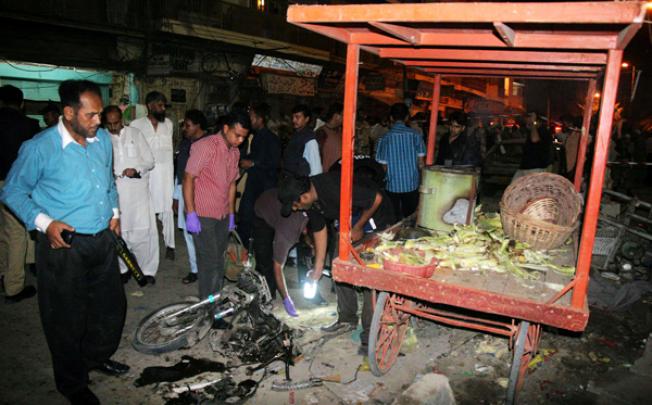 Pakistani security officials inspect the blast site in Karachi, southern Pakistan, on Tuesday. Photo: Xinhua