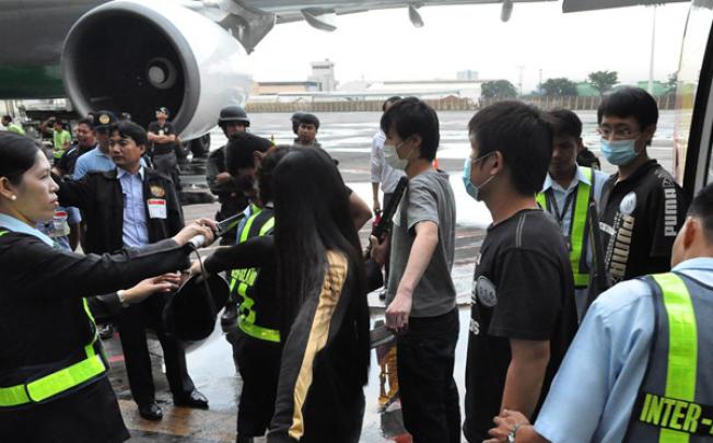 Taiwanese nationals, rounded up recently on suspicion of online fraud, prepare to board a chartered flight for deportation to Taiwan on Wednesday. Photo: AP