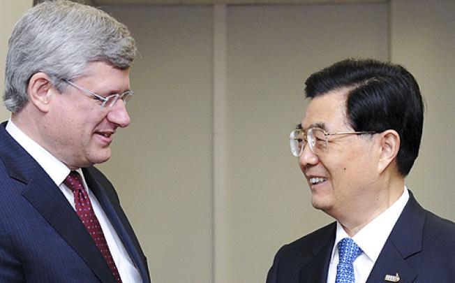 Canadian Prime Minister Stephen Harper meets China's Prime Minister Hu Jintao at an economic summit in Russia in September. Photo: Xinhua