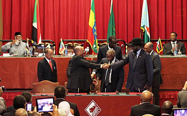 Sudan's President Omar al-Bashir (centre-left), and South Sudan's President Salva Kiir (centre-right) shake hands at the conclusion of the Sudan and South Sudan negotiations on post-secession matters in Addis Ababa on Thursday. Photo: AFP