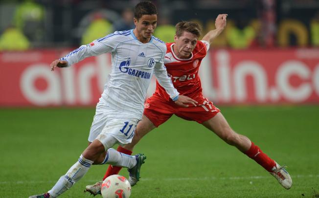 Schalke's Ibrahim Afellay (L) and Duesseldorf's Andreas Lambertz vie for the ball.  Photo: AFP
