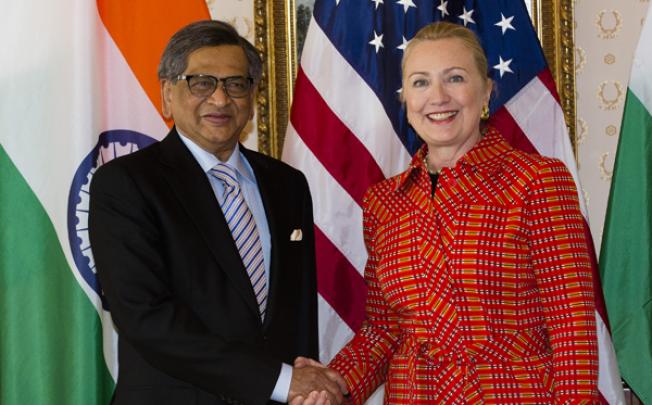 Indian Foreign Minister Somanahalli Mallaiah Krishna shakes hands with United States Secretary of State Hillary Clinton before a meeting at the Waldorf Astoria hotel during the 67th United Nations General Assembly on Monday. Photo: AP