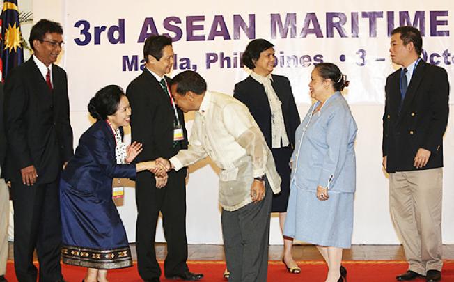 Philippines Vice-President Jejomar Binay (front, right) greets Lao Ambassador Malayvieng Sakonhninhom (left) at the Asean Maritime Forum in Manila on Wednesday. Photo: EPA
