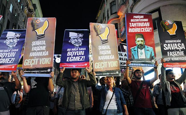 Turks hold banners reading "No to war" at a an anti-Syria rally in Istanbul. Photo: AP