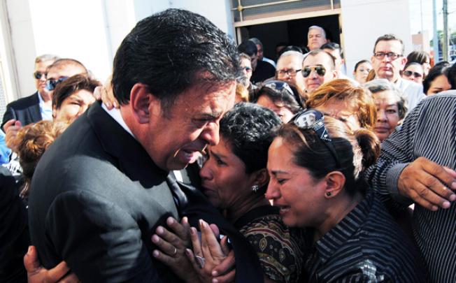 Former president of the Mexican Revolutionary Institutional Party (PRI) and former Governor of Coahuila state, Humberto Moreira (left) cries with relatives during the funeral of his son Jose Eduardo Moreira in Acuna, Mexico, on Thursday. Photo: EPA