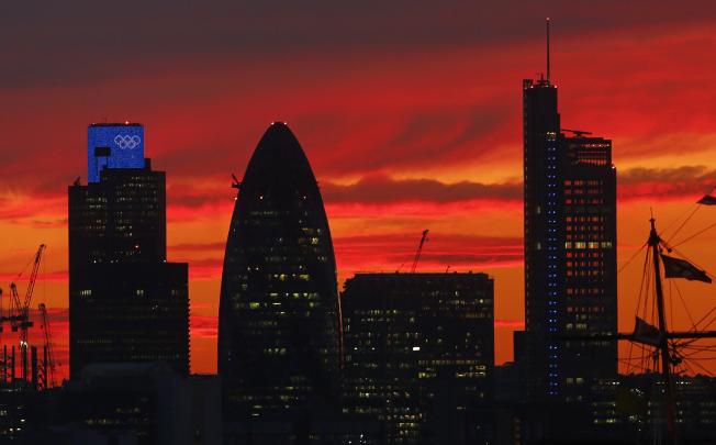 A sunset is seen behind the city of London July 30, 2012. Photo: Reuters