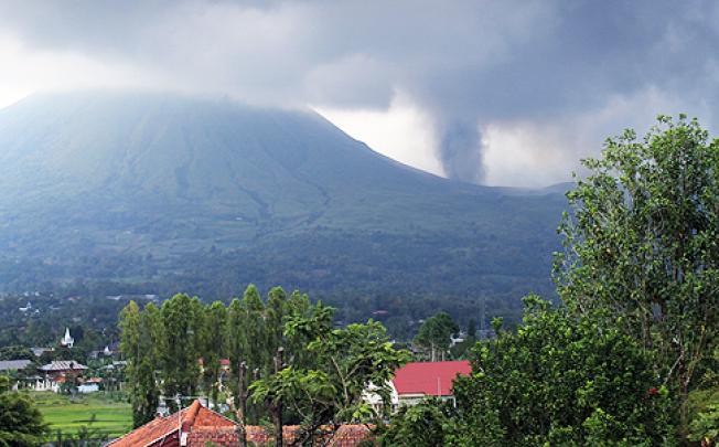 Mount Lokon volcano spews a giant column of volcanic ash in Sulawesi Island on Sunday. Photo: AFP