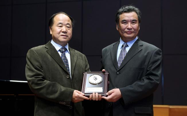 Mo Yan (left) has won a raft of awards, including the Mao Dun Literature Prize. Photo: Xinhua