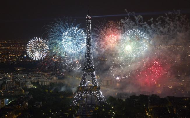 The Eiffel Tower is illuminated during the traditional Bastille Day fireworks display in Paris July 14, 2012. Photo: Reuters