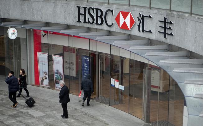 A HSBC branch in Shanghai. The bank is still hiring staff in the mainland. Photo: Bloomberg