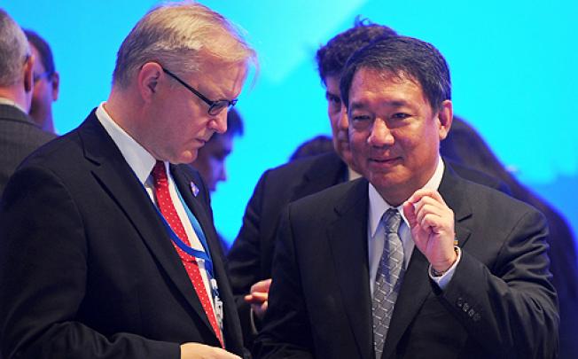 Olli Rehn (left) of the European Commission meets with Thai Finance Minister Kittiratt Na-Ranong during a meeting in Bangkok. Photo: AFP