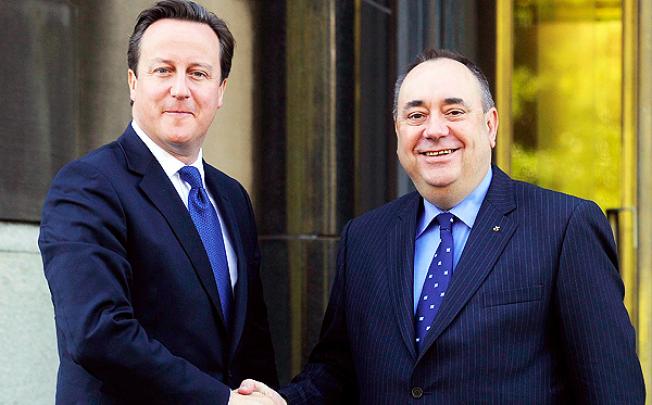 British Prime Minister David Cameron  shakes hands with Scotland's First Minister Alex Salmond outside at St Andrews House in Edinburgh on Monday. Photo: AFP