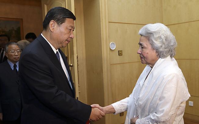 Vice-President Xi Jinping visits Cambodian Queen Monique to express his condolences in Beijing on Monday. Photo: Xinhua