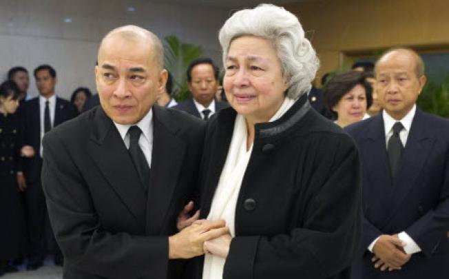 Cambodian Queen Mother Norodom Monineath Sihanouk and Cambodian King Norodom Sihamoni (front left) visit China's Beijing Hospital to bring home the body of Cambodian former King Norodom Sihanouk on Wednesday. Photo: AFP