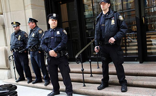 Police stand outside the Federal Reserve Bank in New York. Photo: AFP