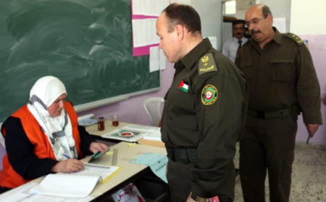 Palestinian police register to vote in the West bank city of Hebron. Photo: EPA
