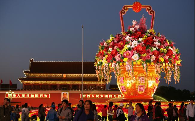A view of an illuminated giant flower arrangement on Tiananmen Square before the National Day Holidays in Beijing on September 29, 2012. Photo: EPA 